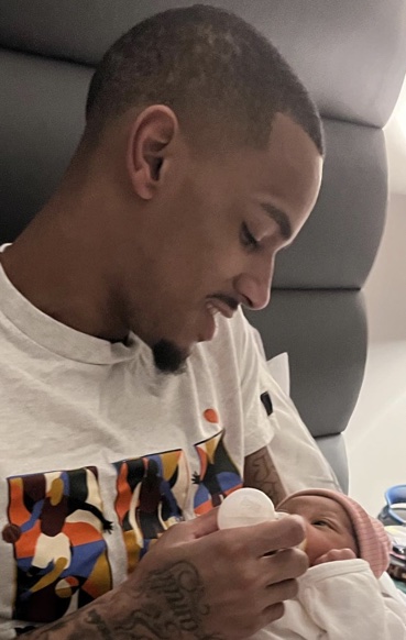  Dejounte Murray with his newly born baby.